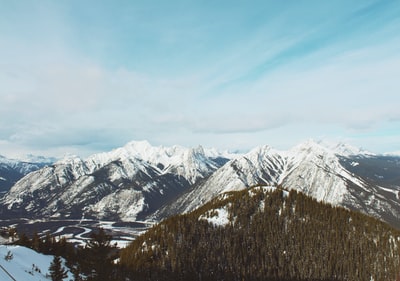 白雪皑皑的山峰在白色和蓝色的天空
